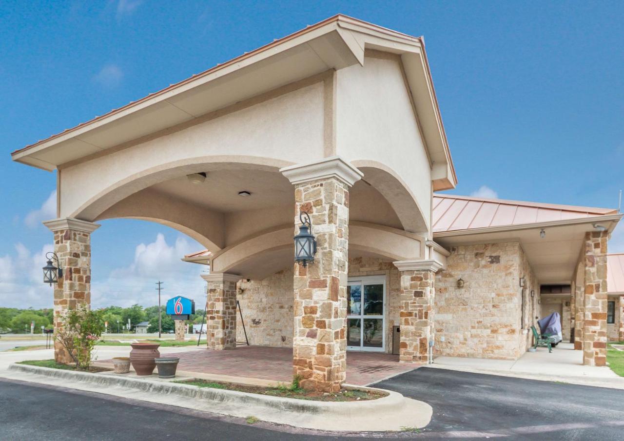 Motel 6 Floresville Exteriör bild