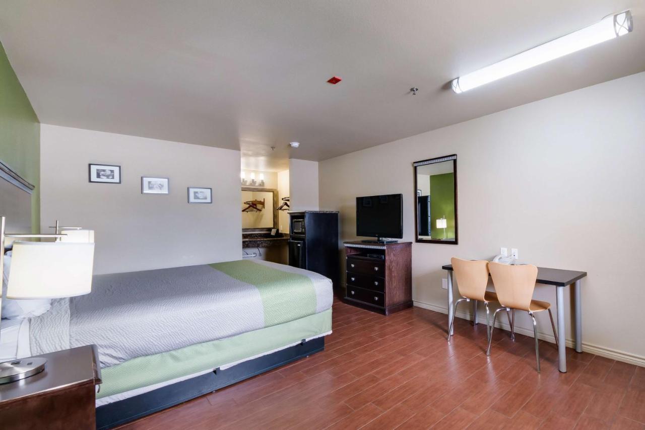 Motel 6 Floresville Exteriör bild