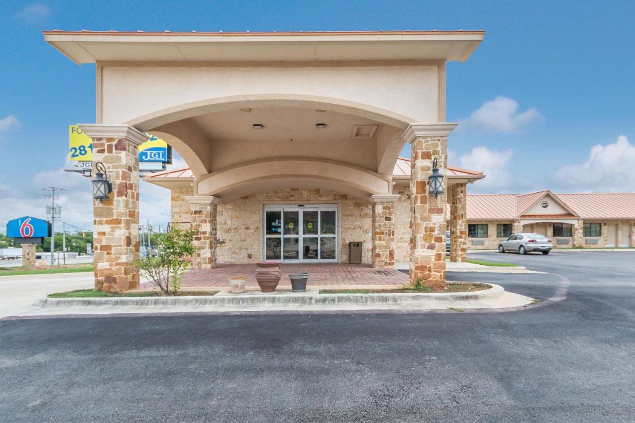Motel 6 Floresville Exteriör bild